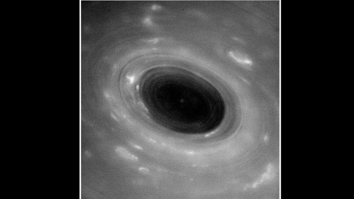 Cassini logra pasar entre Saturno y sus anillos para tomar nuevas imágenes de la atmósfera del planeta