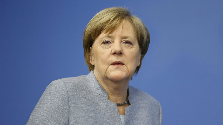 Angela Merkel llega a Rusia para reactivar el diálogo con Vladimir Putin