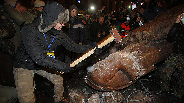 Activistas derriban la última estatua de Lenin en Kiev a meses de cumplirse 100 años de la Revolución Bolchevique