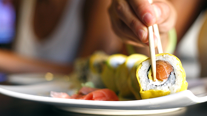 Anisakiasis, la enfermedad que aumenta por culpa del consumo de sushi: médicos alertan