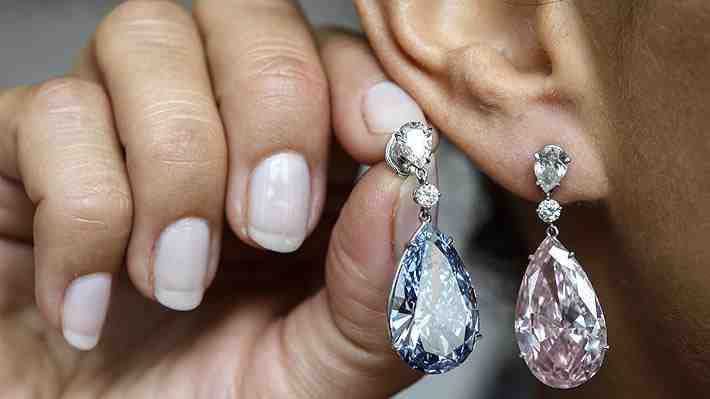 Récord mundial: Subastan por US$57 millones un par de diamantes azul y rosa