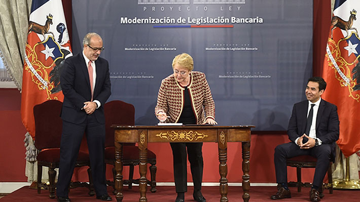 Presidenta Bachelet firma proyecto que reforma la Ley General de Bancos