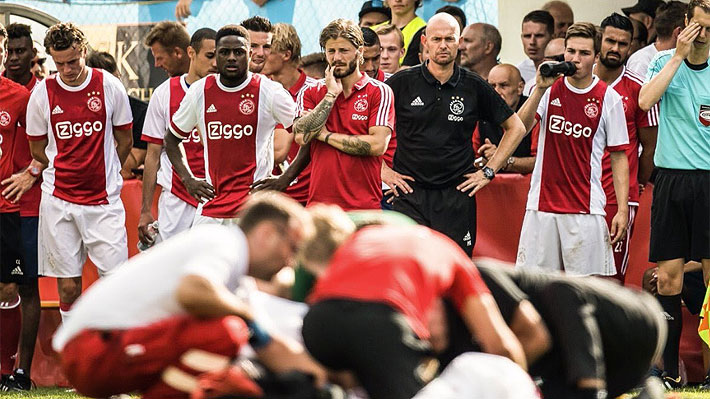 Lamentable: Ajax informa que jugador que se desplomó en la cancha tiene 