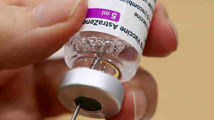 Responsable de EMA ve vínculo claro entre vacuna de AstraZeneca y "casos muy raros" de trombos