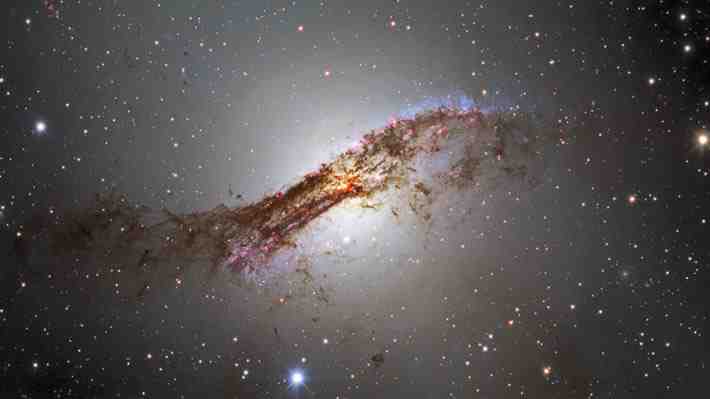Fotografían desde Chile y con gran detalle la galaxia Centaurus A, una de las más cercanas a la Tierra
