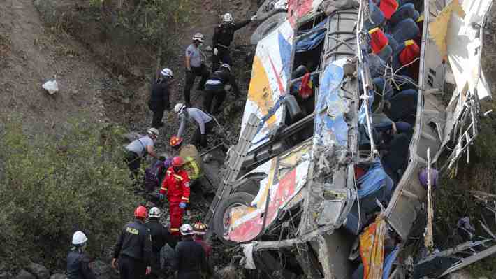 Al menos 29 muertos en accidente de bus que cayó por un precipicio en autopista de Perú