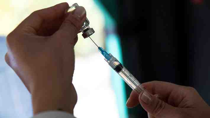 Estudio de la U. de Chile demuestra que vacunas Pfizer y Sinovac generan "una reacción inmune potente" en la población