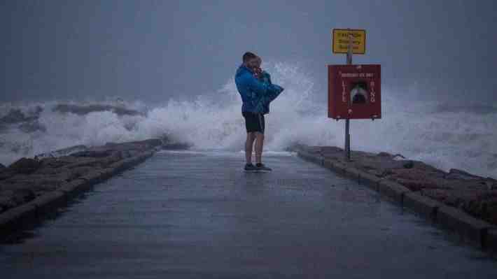 Texas bajo alertas de inundaciones y marejadas por huracán Nicholas que tocó tierra