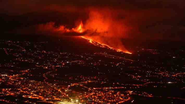 Erupción volcánica en la isla española de La Palma ya deja más de cinco mil evacuados y daños en viviendas