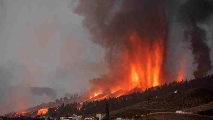 Lava del volcán en Canarias destruye numerosas casas pero no se reportan personas heridas