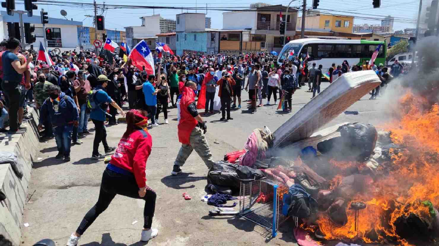 Fiscalía abre investigación por delitos de incendio y daños tras marcha anti migrantes en Iquique: Hay 16 damnificados