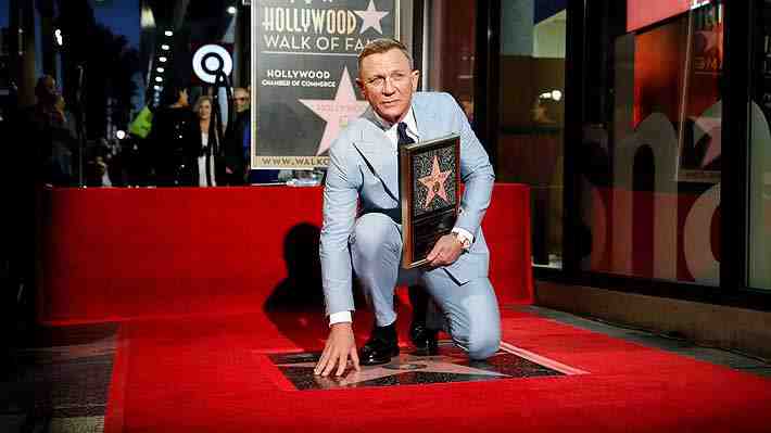 Daniel Craig fue reconocido con una estrella en el Paseo de la Fama: Está al lado de la de Roger Moore, otro James Bond