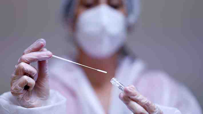 iCovid: Tasa de crecimiento semanal de casos es la más alta del 2021 y expertos advierten que alza ya se ve en hospitalizaciones