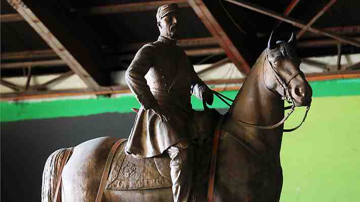 Restaurador de estatua de Baquedano proyecta que monumento estará listo en enero: "Va a recobrar gran parte de su aspecto"