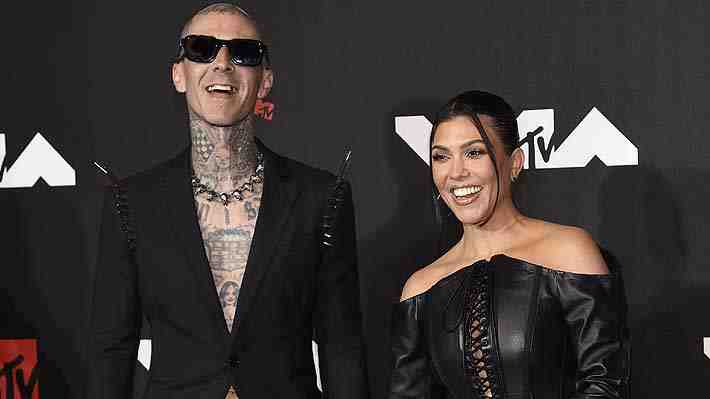Kourtney Kardashian y el músico Travis Barker se comprometieron en una playa rodeados de rosas y velas