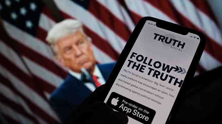 Trump anuncia lanzamiento de su propia empresa mediática y de una red social