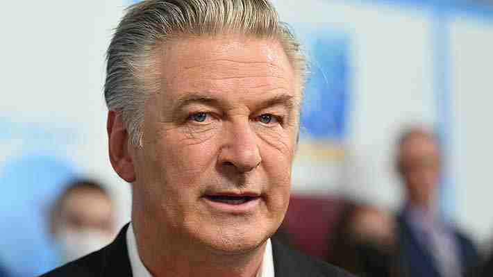 Policía investiga cómo el arma de utilería entregada a Alec Baldwin en rodaje de "Rust" llegó a tener una munición real