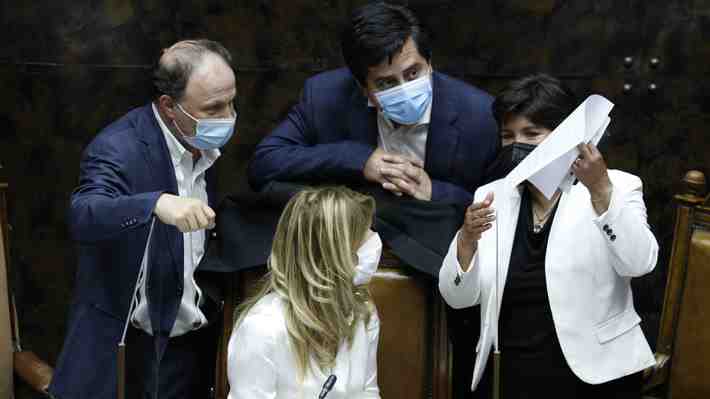 Provoste y otros senadores de oposición entregan carta a Rincón y le piden que ponga en tabla la próxima semana el cuarto retiro