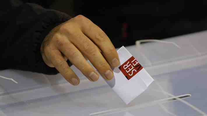 Personalización de la política y amplia oferta electoral: Los factores que empujarían el "voto cruzado" a niveles históricos