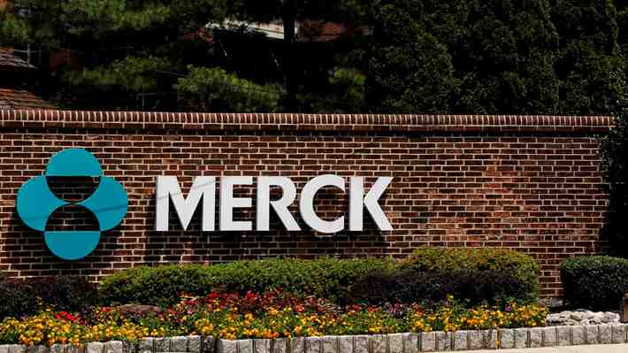 Reino Unido se convierte en el primer país en autorizar uso de la píldora de Merck contra el covid-19