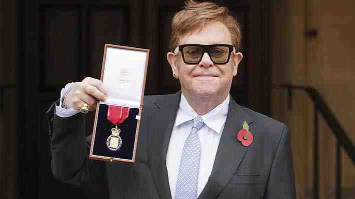 Elton John fue distinguido con uno de los premios más importantes que puede otorgar Isabel II