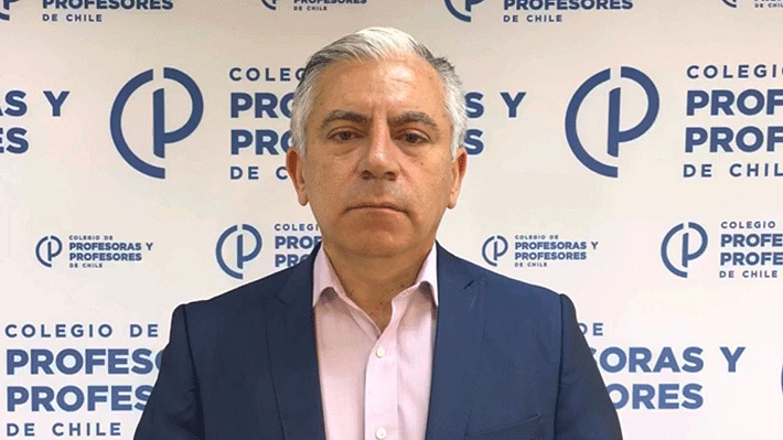 Colegio de Profesores tildó de irresponsable a ministro Figueroa por anuncio de obligatoriedad de clases presenciales para 2022