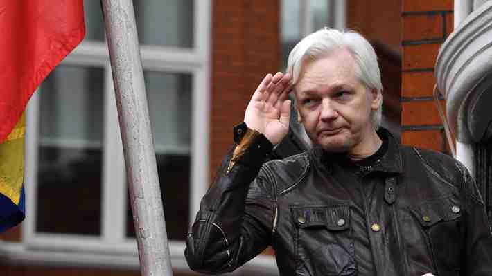 Julian Assange recibe el permiso para casarse en prisión con su pareja