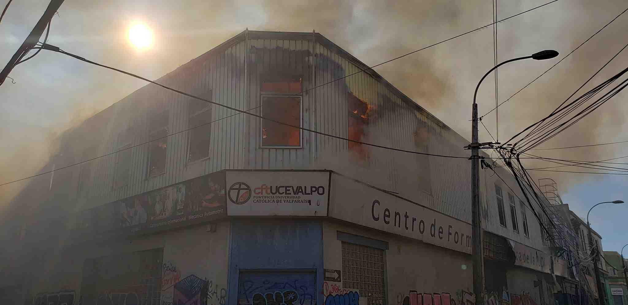 Bomberos combate incendio que afecta a un centro de formación técnica y cuatro locales en Valparaíso