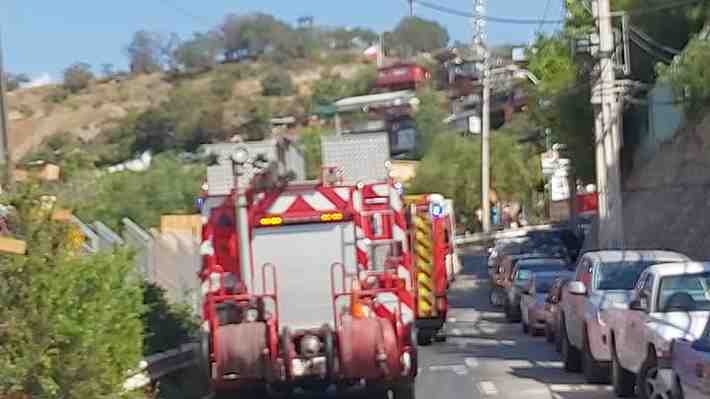 Incendio en Cerro 18 de Lo Barnechea deja al menos seis casas afectadas y dos lesionados