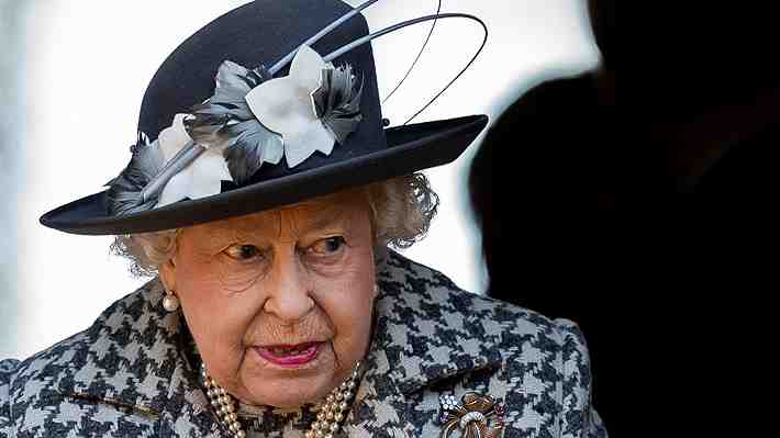 Reina Isabel II se ausenta de otro acto oficial y mantiene inquieto al Reino Unido