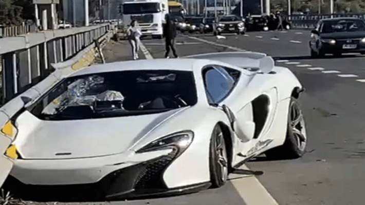 Carrera clandestina de autos de lujo culminó con tres lesionados: Un McLaren colisionó con un colectivo