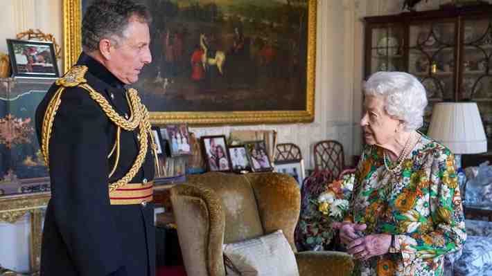Reina Isabel realiza su primera aparición pública tras casi un mes en que guardó reposo