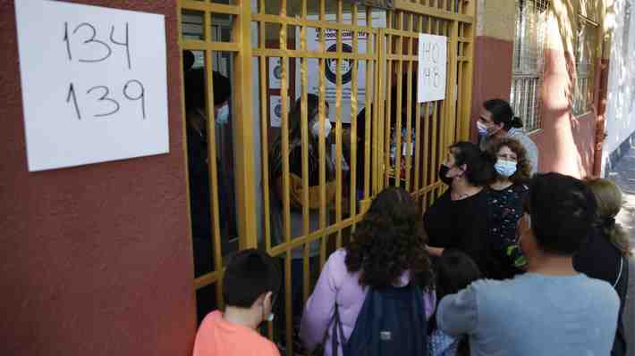 Polémico cierre de algunos locales de votación: Electores que no pudieron sufragar protestaron