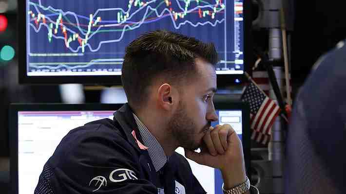 Petróleo sufre la peor caída del año y bolsas mundiales cierran con fuertes bajas ante temor por nueva variante "Omicrón"
