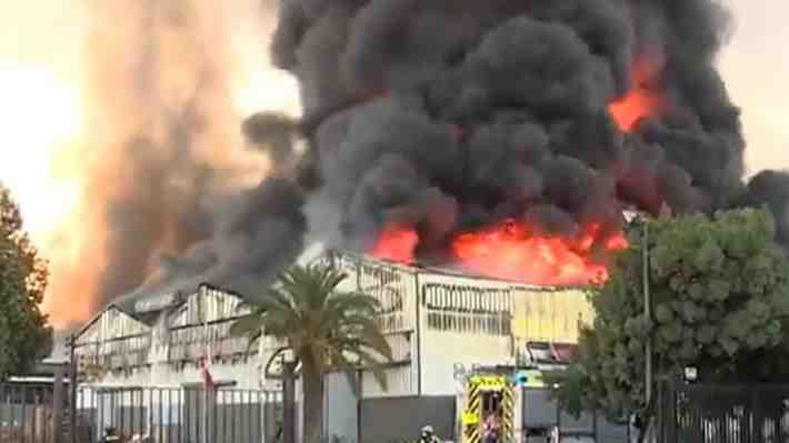 Incendio afecta a bodegas de una fábrica en Quilicura: Llamas alcanzan varios metros de altura