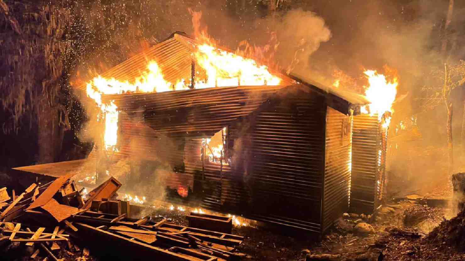 Ataque incendiario en la Macrozona Sur: Un bote y tres cabañas quemadas en Lonquimay