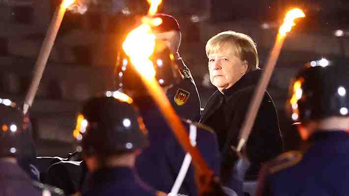 Con rosas rojas y al son de una ícono del punk, el Ejército de Alemania despide a Angela Merkel