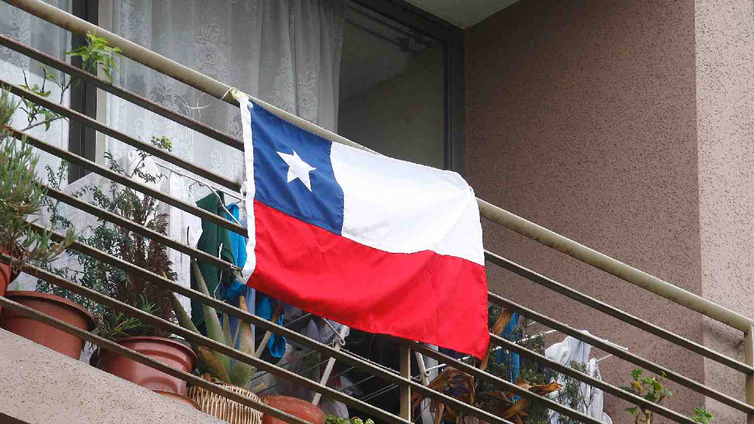 Estudio de Imagen de Chile muestra orgullo por símbolos patrios: 91% no cambiaría la bandera
