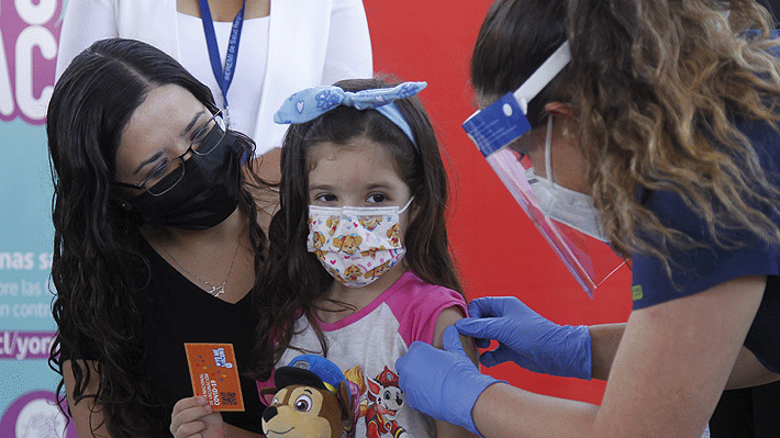 "Beneficia a un grupo desprotegido": Expertos tildan de "responsable" el uso de Pfizer en menores desde los 5 años