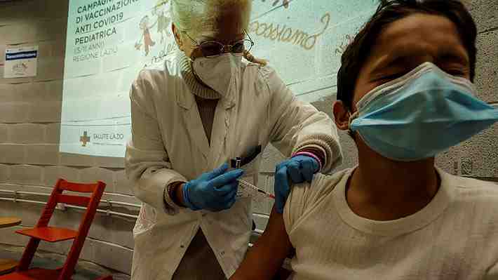 Europa comienza a vacunar contra el covid-19 a los niños mientras crece el temor por Ómicron