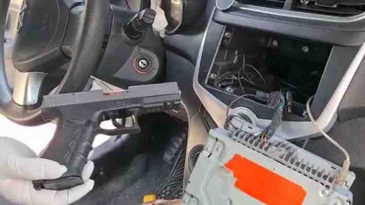 Detienen a cuatro individuos que dispararon a carabineros tras una carrera clandestina: iban con una menor de 2 años