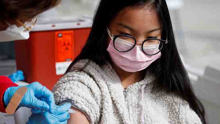 Hospitalizaciones pediátricas al alza en EE.UU y Reino Unido: Expertos explican el efecto de Ómicron en estos grupos