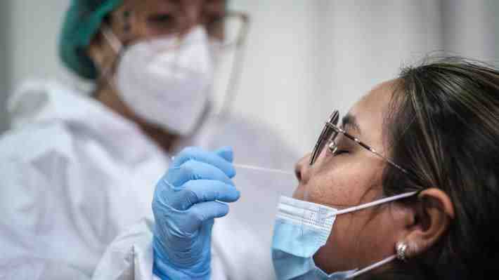 Menos fiebre y más dolor de garganta: Qué dicen los datos preliminares frente a los síntomas de Ómicron