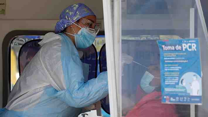 Minsal y estudios de Ómicron: "Tiene mayor facilidad para invadir vías respiratorias altas y menor capacidad de infectar pulmones"