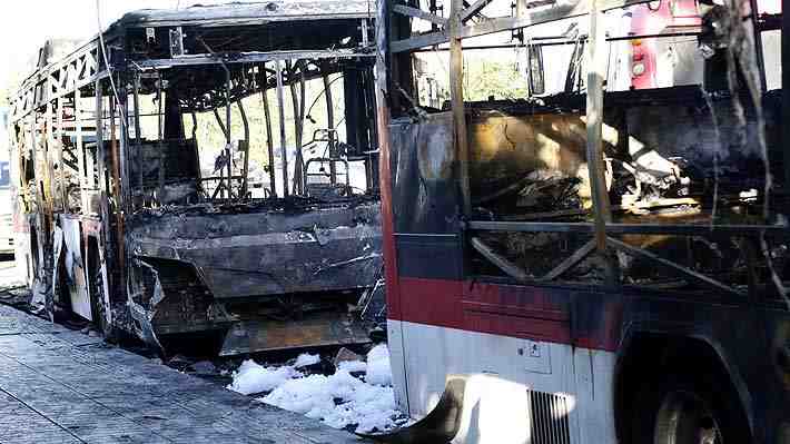 Cuatro buses del Transantiago fueron quemados durante la noche en dos comunas de la Región Metropolitana