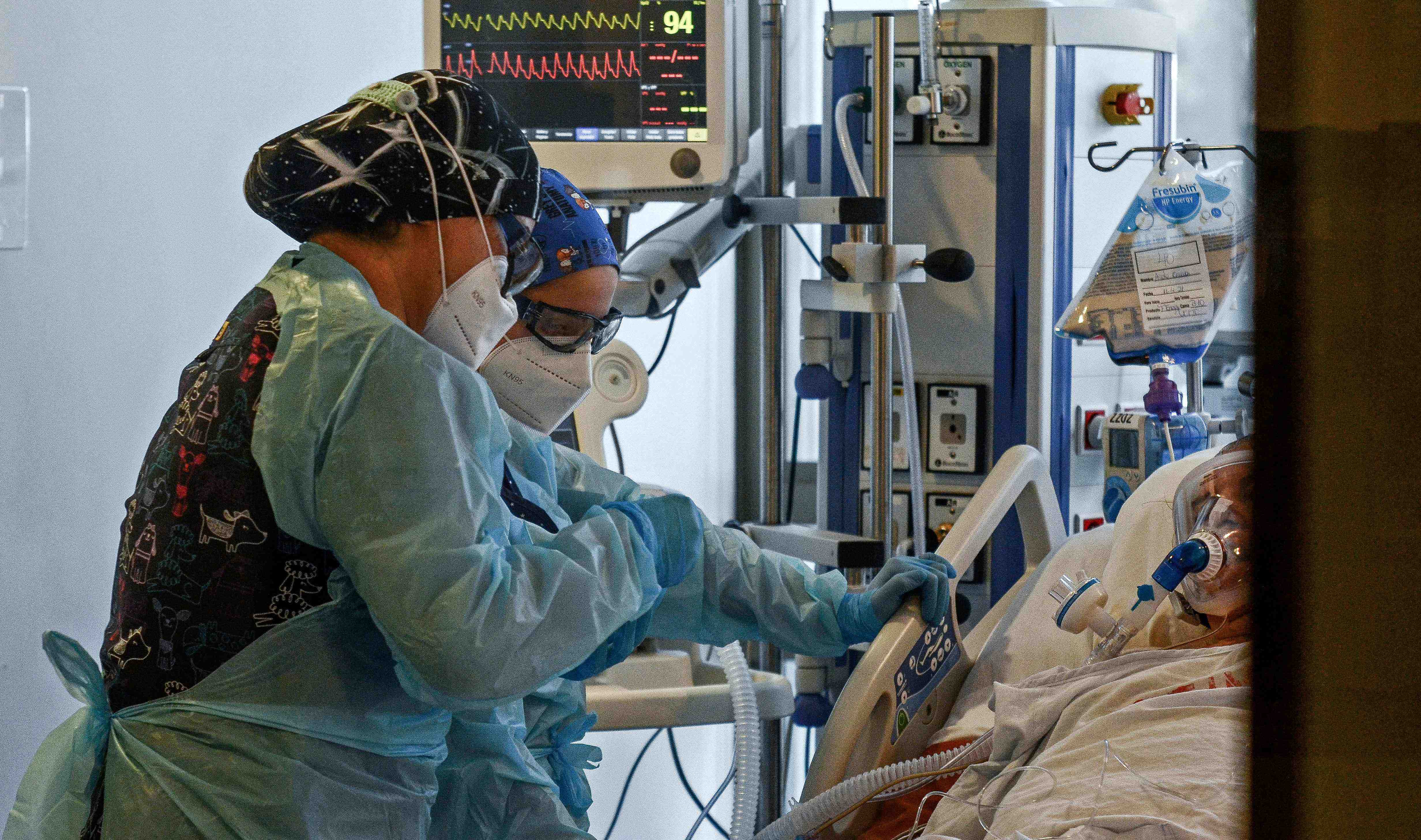 Luego de más de dos meses al alza, cifra de pacientes covid-19 en UCI comienza a disminuir