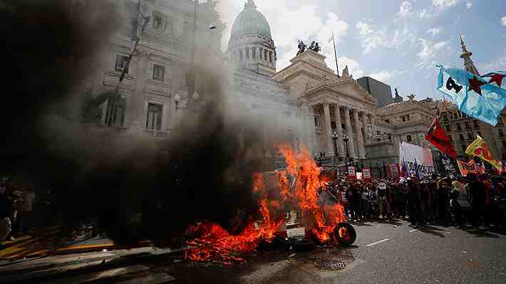Reportan serios disturbios en protestas en Argentina contra el acuerdo con el FMI