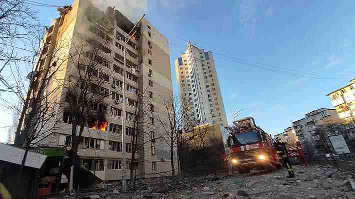 Fuertes explosiones remecen Kiev en medio del toque de queda de 36 horas que rige en la capital ucraniana