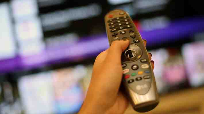 El 64% de las mujeres se siente poco o nada identificada con la representación femenina en la televisión chilena