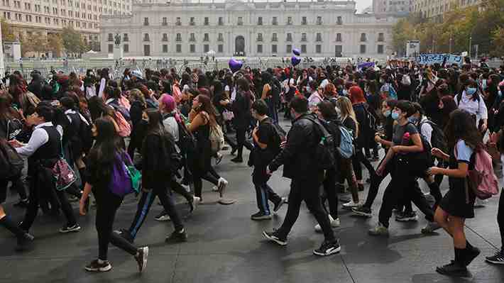 Se reportan desvíos en Santiago por manifestación de estudiantes en el bandejón central de Alameda